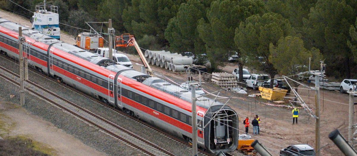 Trabajadores realizan tareas de retirada de los vagores en el punto de las vías donde tuvo lugar el accidente de trenes de Adamuz