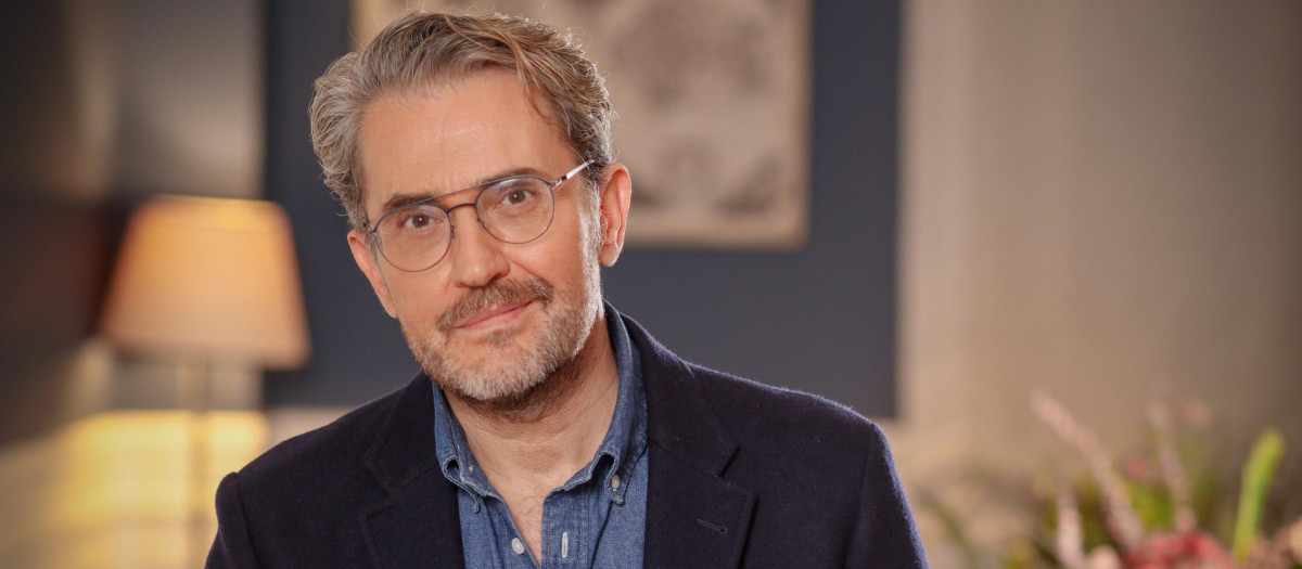 Maximo Huerta con un ejemplar de su novela 'Mamá está dormida'