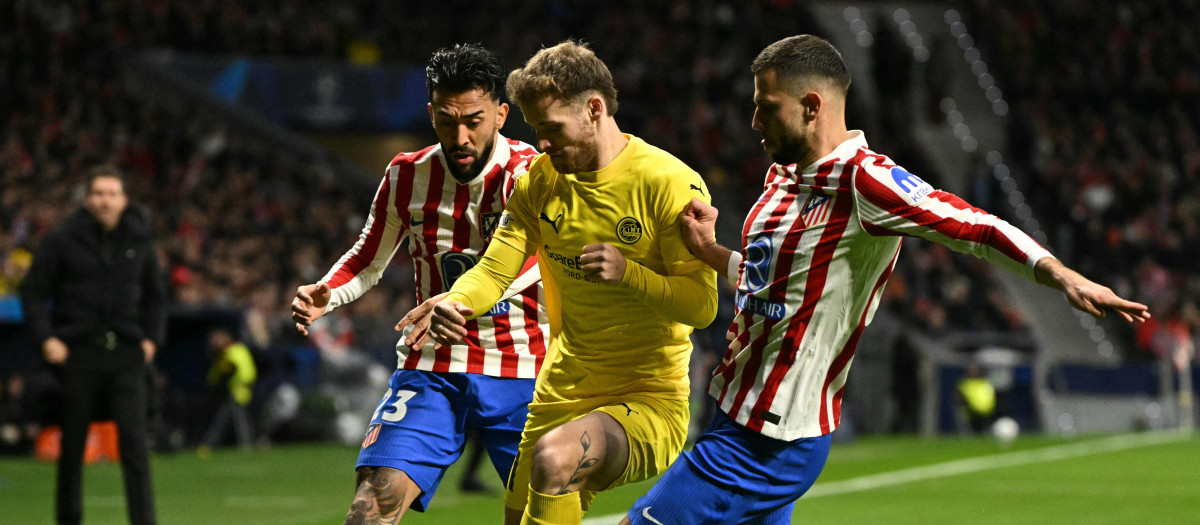 Nico González y David Hancko pelean un balón con Ole Didrik Blomberg en el Atlético de Madrid - Bod/Glimt