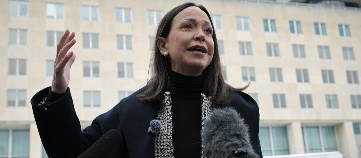 María Corina Machado, líder de la oposición de Venezuela, habla con la prensa en Washington D.C.