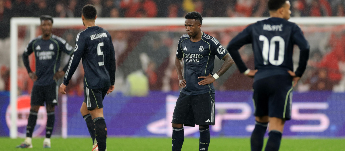 Los jugadores del Real Madrid lamentan la derrota en Lisboa