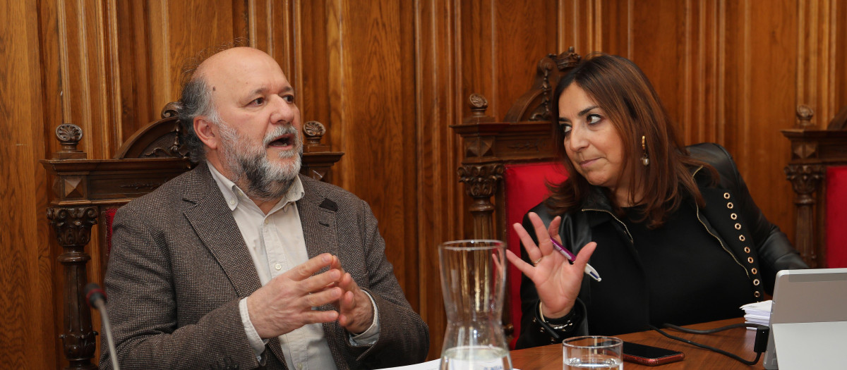 El concejal de IU-Podemos, Rodrigo San Martín conversa con la alcaldesa de Palencia, Miriam Andrés