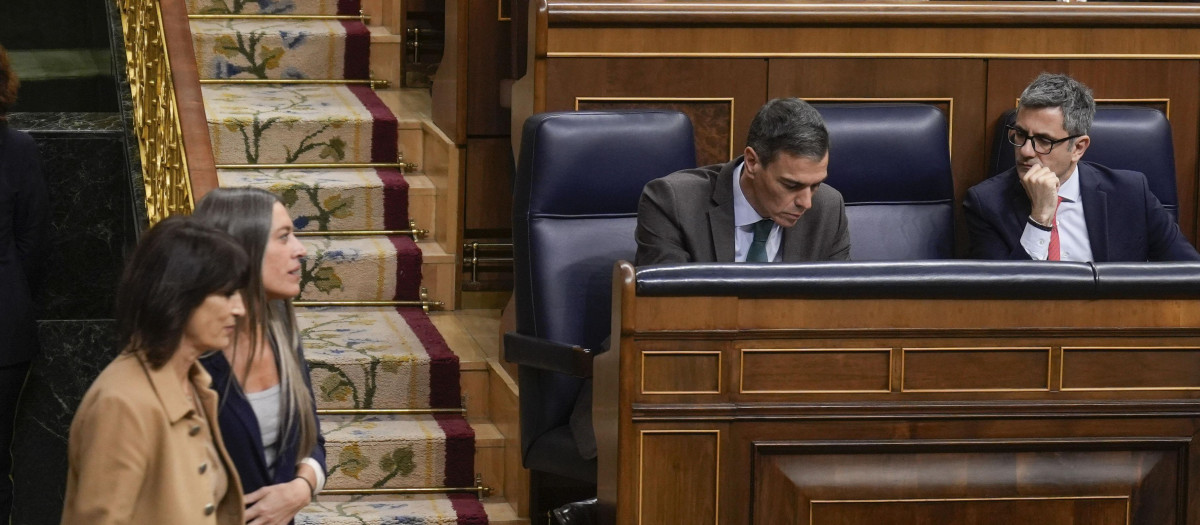 La portavoz de Junts pasa por delante de Sánchez y de Bolaños en el Pleno del pasado martes