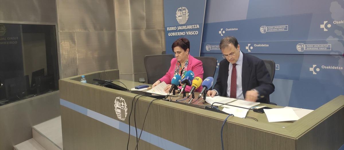 El consejero de Salud del Gobierno vasco, Alberto Martínez, junto con la directora general de Osakidetza, Lore Bilbao