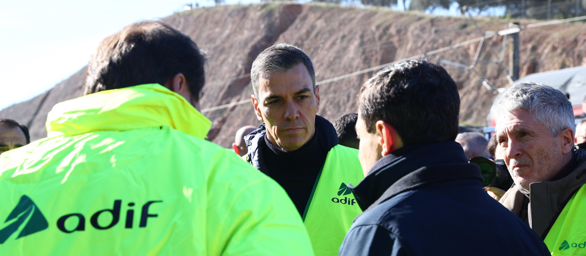 El presidente del Gobierno, Pedro Sánchez, en Adamuz tras el accidente ferroviario