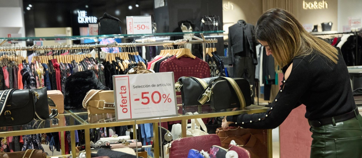 Una mujer observa un bolso.