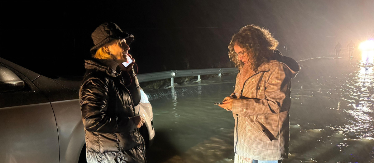 La alcaldesa de Jerez, María José García-Pelayo, en la carretera de la Ina, inundada por la crecida del Guadalete