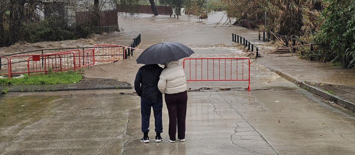 El río Guadiaro sobrepasa un puente al aumentar su caudal por las lluvias acumuladas de los últimos días