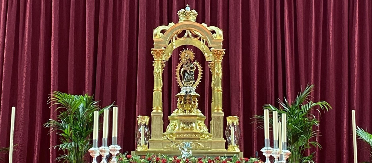 La Virgen de la Cinta, en el altar instalado en el Palacio de  Deportes Carolina Marín para la misa funeral por las víctimas de Adamuz
