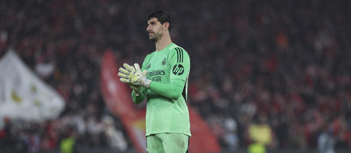 Thibaut Courtois of Real Madrid CF greeting the fans during the UEFA Champions League 2025/26 League Phase MD8 match between SL Benfica and Real Madrid C.F. at Estadio do Sport Lisboa e Benfica on January 28, 2026 in Lisbon, Portugal.

Irina R. Hipolito / AFP7 / Europa Press
28/1/2026 ONLY FOR USE IN SPAIN