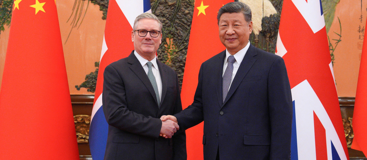 El presidente de China, Xi Jinping (derecha), y el primer ministro británico, Keir Starmer
