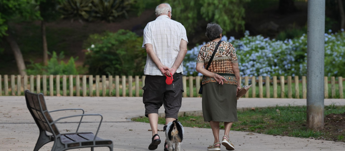 Imagen de archivo de jubilados paseando por un parque.
