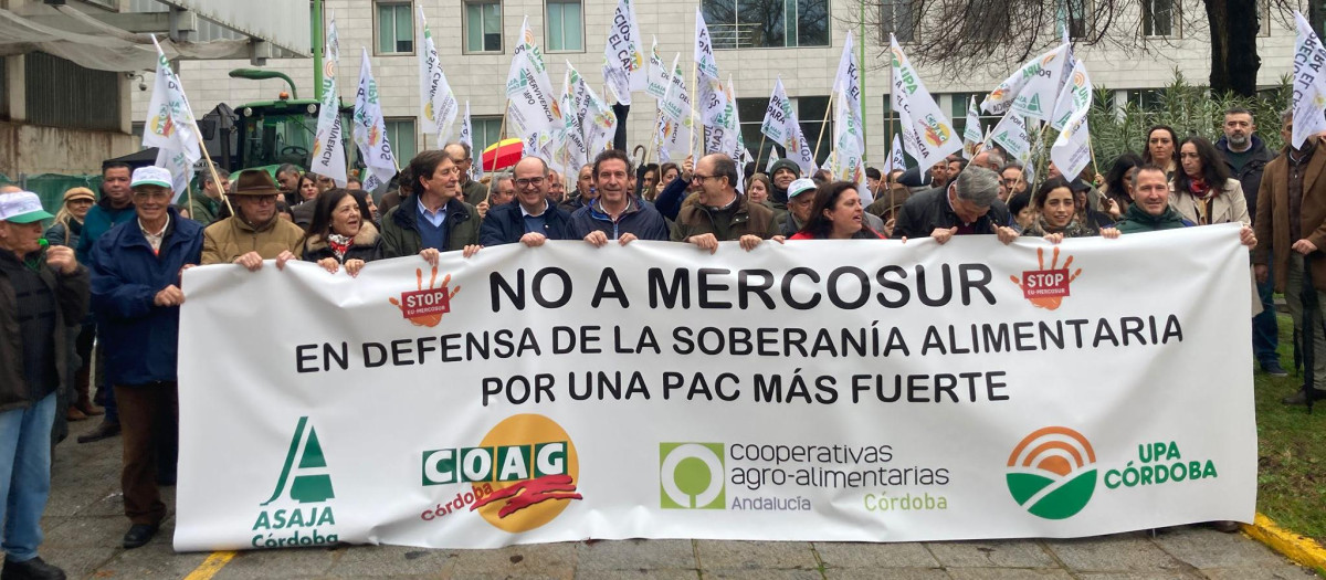 Concentración de agricultores y ganaderos frente a la Subdelegación del Gobierno en Córdoba