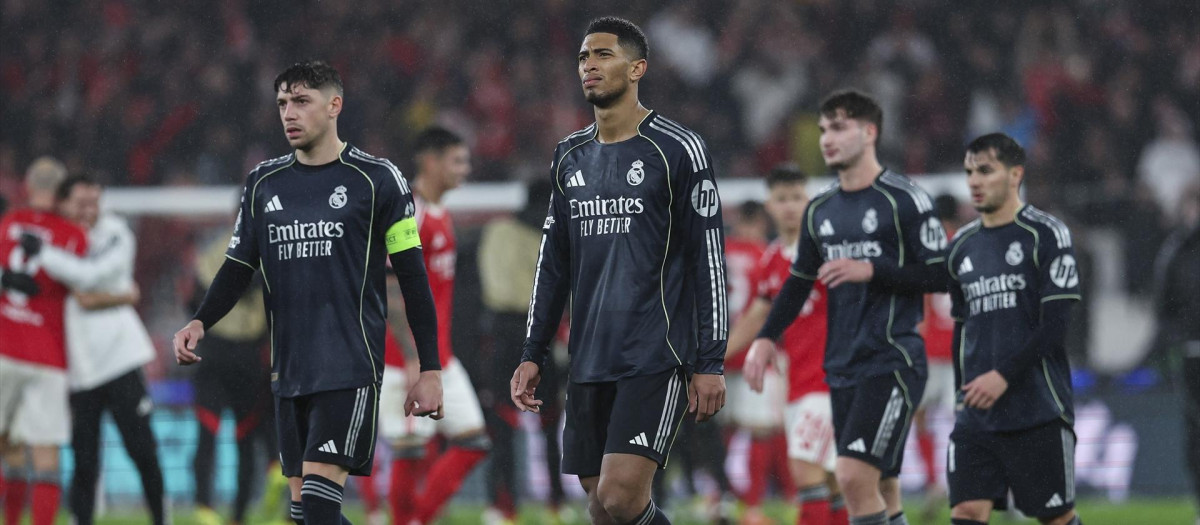 Los jugadores del Real Madrid lamentan la derrota ante el Benfica