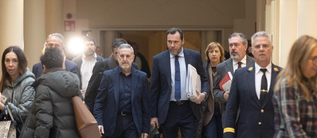 El  ministro de Transportes y Movilidad Sostenible, Óscar Puente, en el Senado