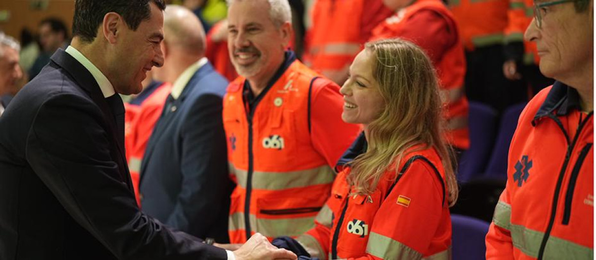 Juanma Moreno saluda al equipo de sanitarios que han participado en la tragedia de Adamuz
