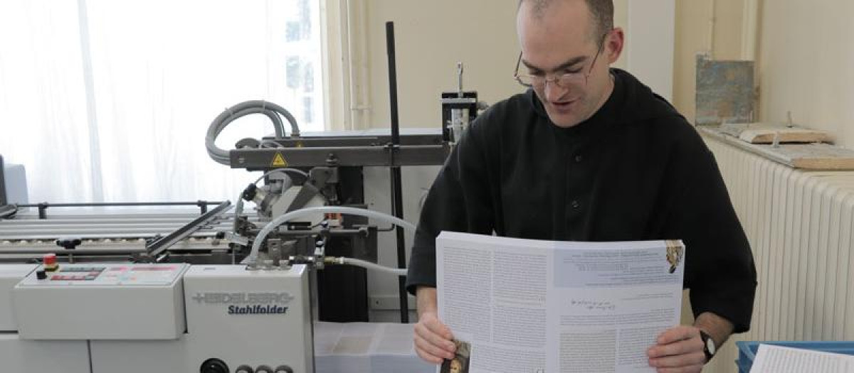 Monje de la abadía organizando los miles de boletines que imprimen cada mes para enviarlos por todo el mundo