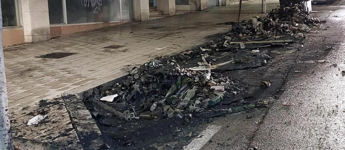 Así quedó una batería de contenedores

REMITIDA / HANDOUT por POLICÍA NACIONAL
Fotografía remitida a medios de comunicación exclusivamente para ilustrar la noticia a la que hace referencia la imagen, y citando la procedencia de la imagen en la firma
29/1/2026