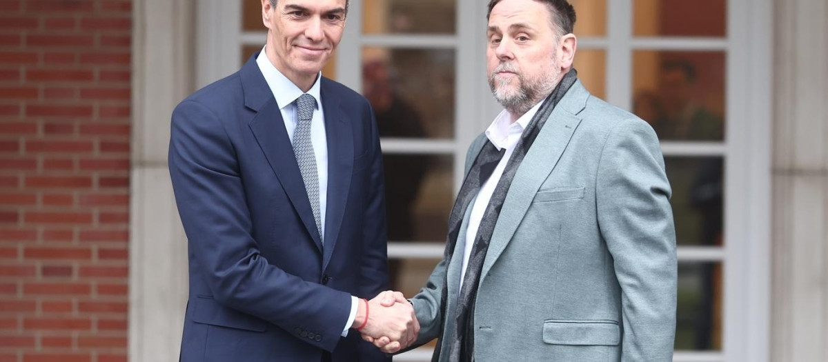 El presidente del Gobierno, Pedro Sánchez, y el líder de ERC, Oriol Junqueras