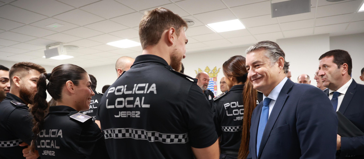 El consejero de Presidencia, Antonio Sanz, saluda a los alumnos de la Policía Local de Jerez (archivo)