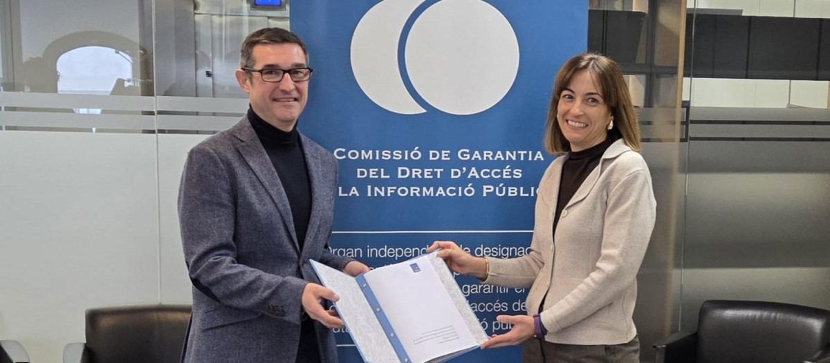 El presidente del Consejo Regional de Transparencia de C-LM, Fernando Muñoz, y la presidenta de la Comisión de Garantía del Derecho de Acceso a la Información Pública de Cataluña, Iolanda Pineda