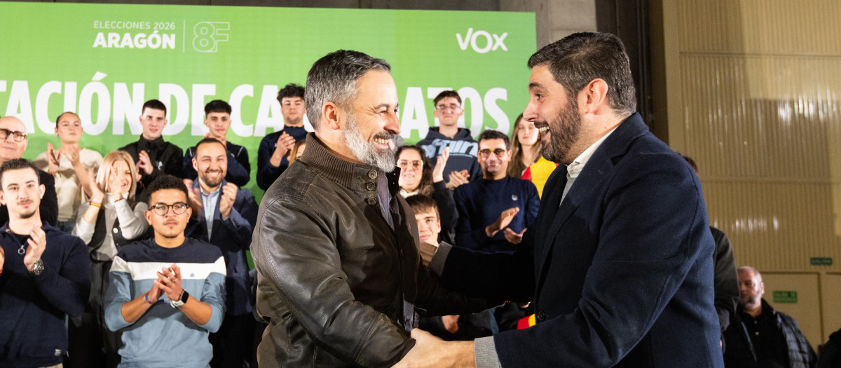 El presidente de Vox, Santiago Abascal, junto al candidato a la Presidencia de Aragón, Alejandro Nolasco, en un acto público celebrado en Teruel.