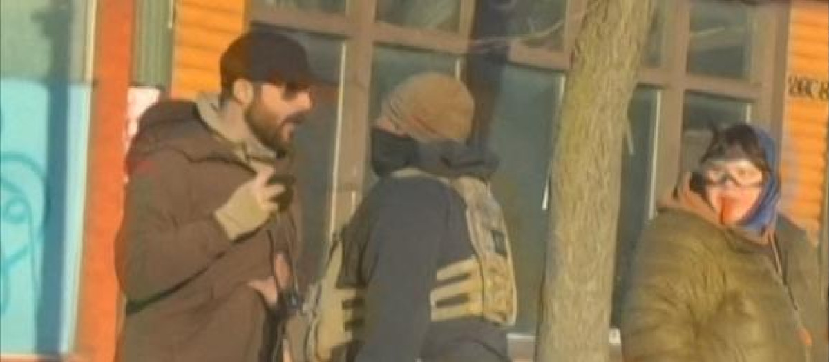 Alex Pretti (izq.) y un agente federal de inmigración (centro) antes de que le dispararan mortalmente en Minneapolis, Minnesota, el 24 de enero de 2026.