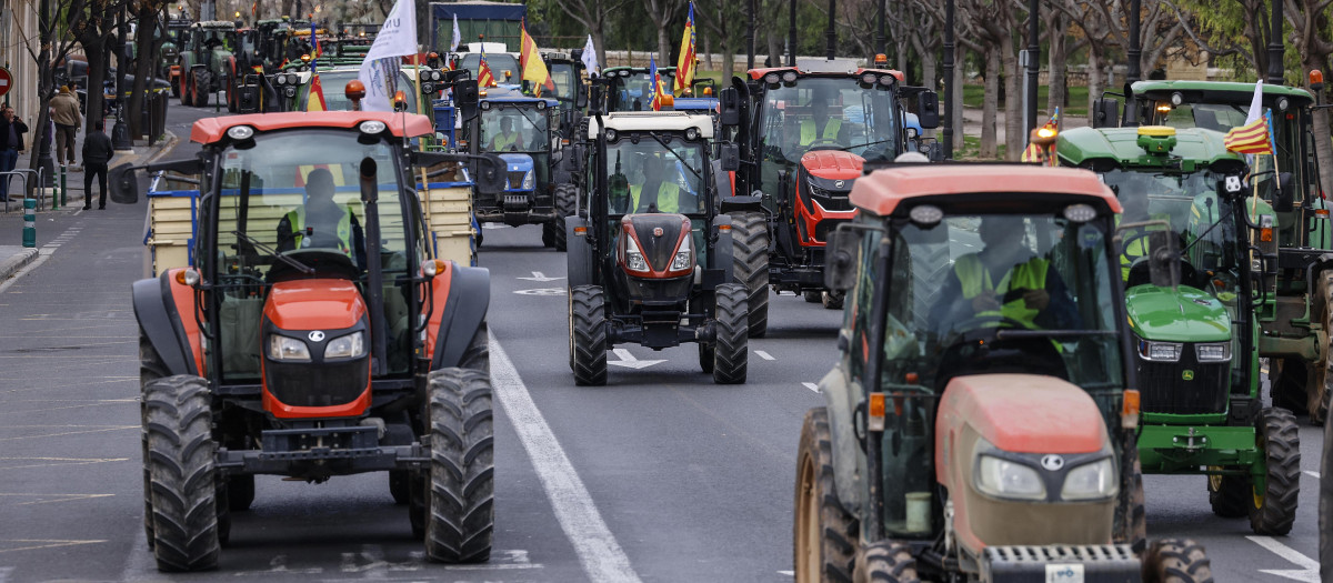 Varios tractores durante la protesta convocada por Asaja, COAG y UPA contra el acuerdo UE-Mercosur