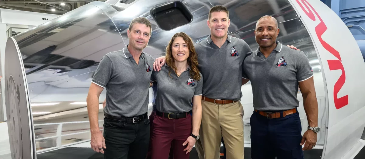 La tripulación de Artemis II posa frente a un simulador de Orión el 23 de enero de 2026 en el Centro Espacial Johnson de la NASA en Houston.