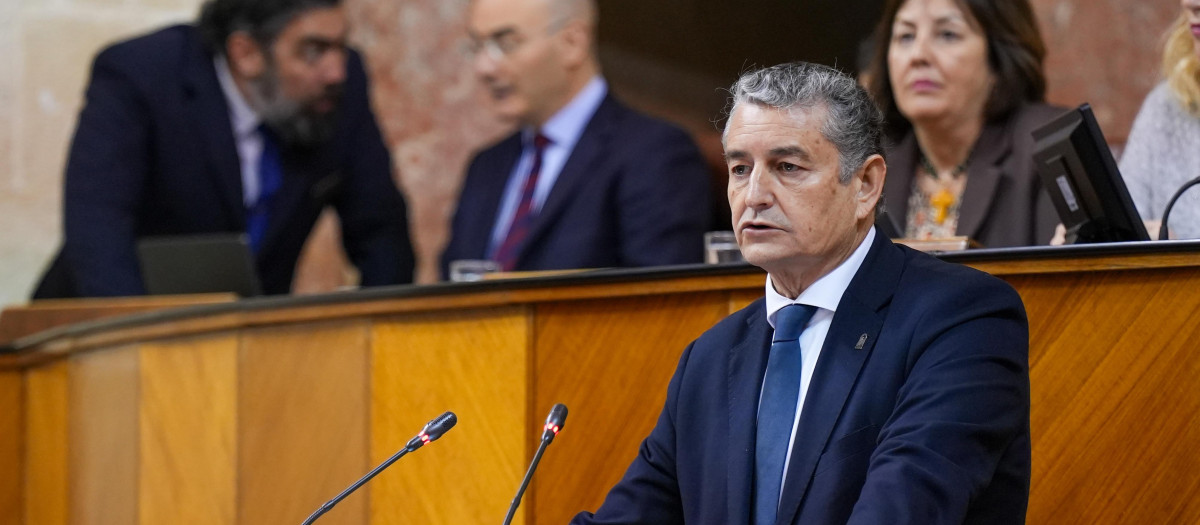 El consejero de Sanidad, Presidencia y Emergencias, Antonio Sanz, durante su comparecencia sobre Adamuz en el Parlamento andaluz