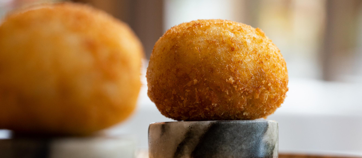 Croqueta de centeno gigantón y leche de cabra con jamón ibérico