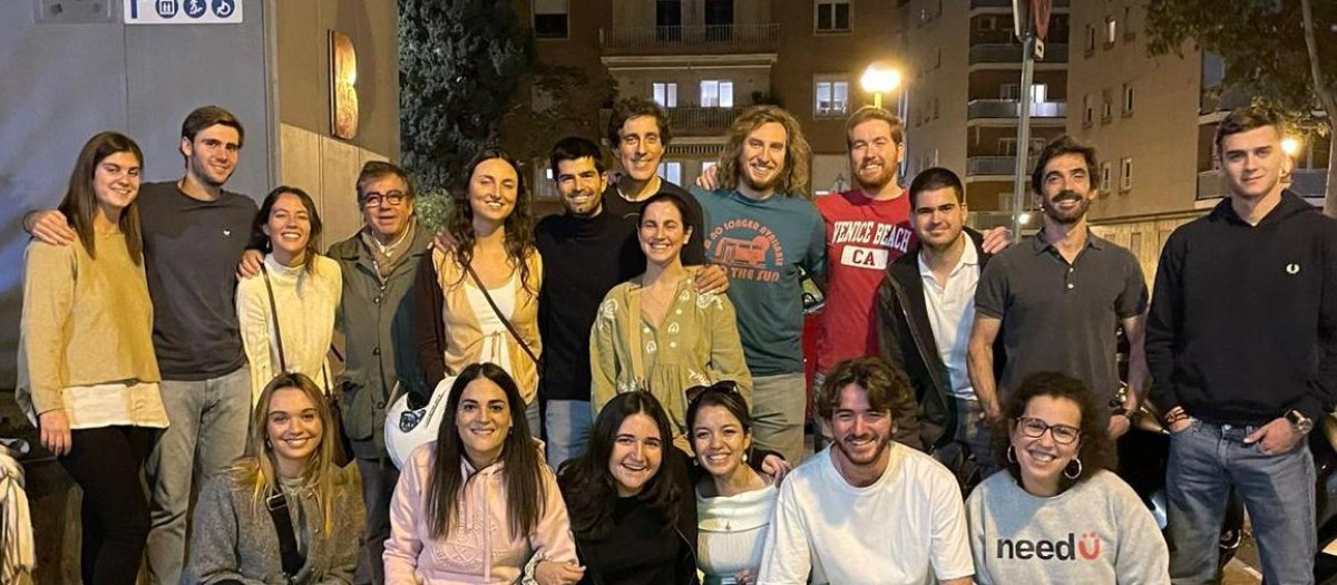 Fotografía de los voluntarios de Need-Ü repartiendo comida por Barcelona