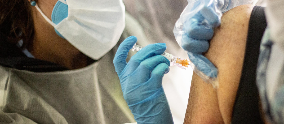 Una enfermera inyecta la vacuna contra la gripe a un paciente en Vitoria, País Vasco