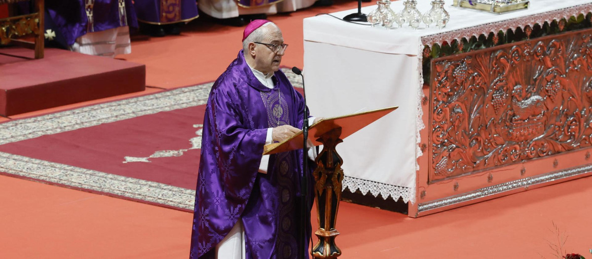 El obispo de Huelva, Santiago Gómez Sirera, durante el funeral por las víctimas del accidente de Adamuz
