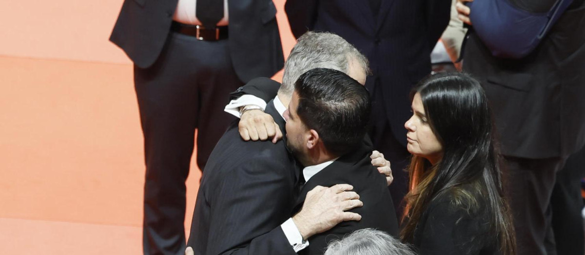 El Rey abraza a Fidel Sáenz en presencia de su hermana Liliana, que perdieron a su madre en el accidente