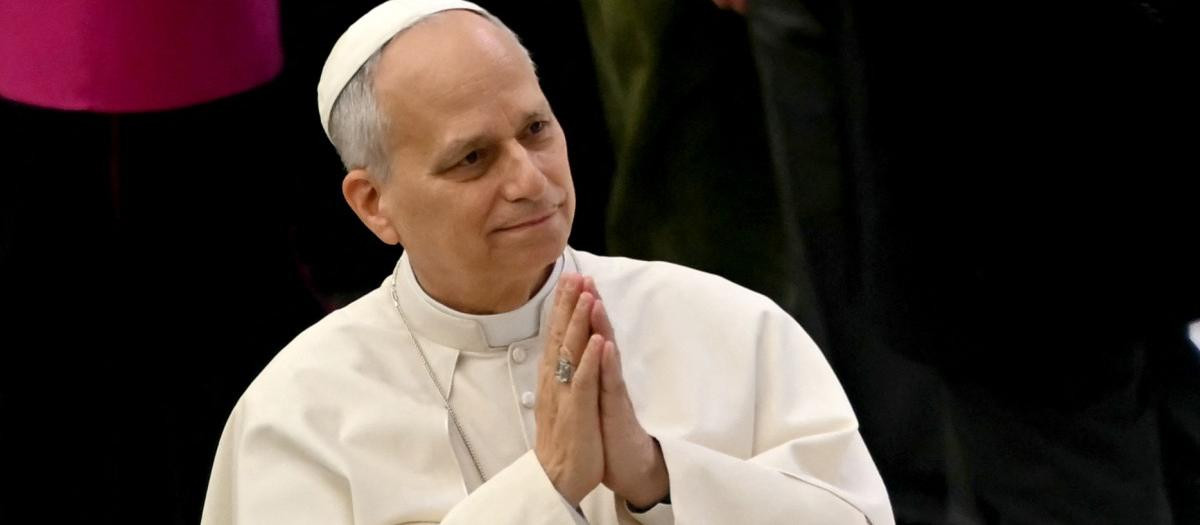 Gestos del Papa León XIV durante la audiencia general semanal en el Aula Pablo VI del Vaticano