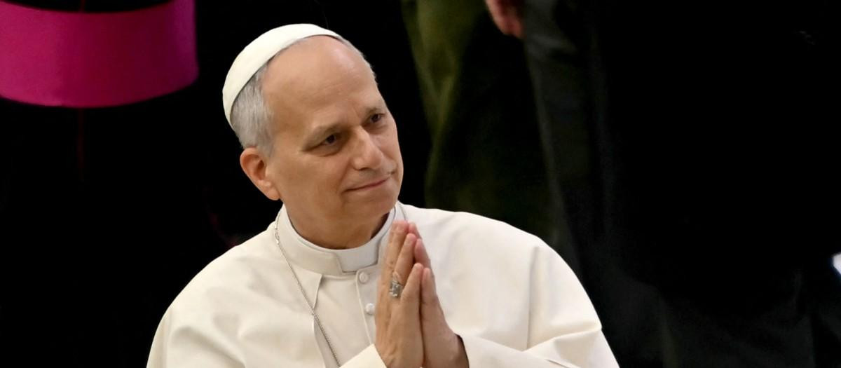 Gestos del Papa León XIV durante la audiencia general semanal en el Aula Pablo VI del Vaticano