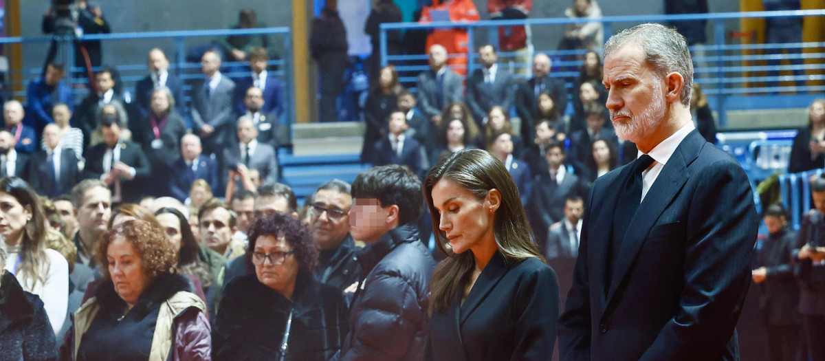 El rey Felipe y la reina Letizia durante el funeral que se celebra este jueves en Huelva para acompañar a los familiares de las 45 víctimas mortales del accidente ferroviario