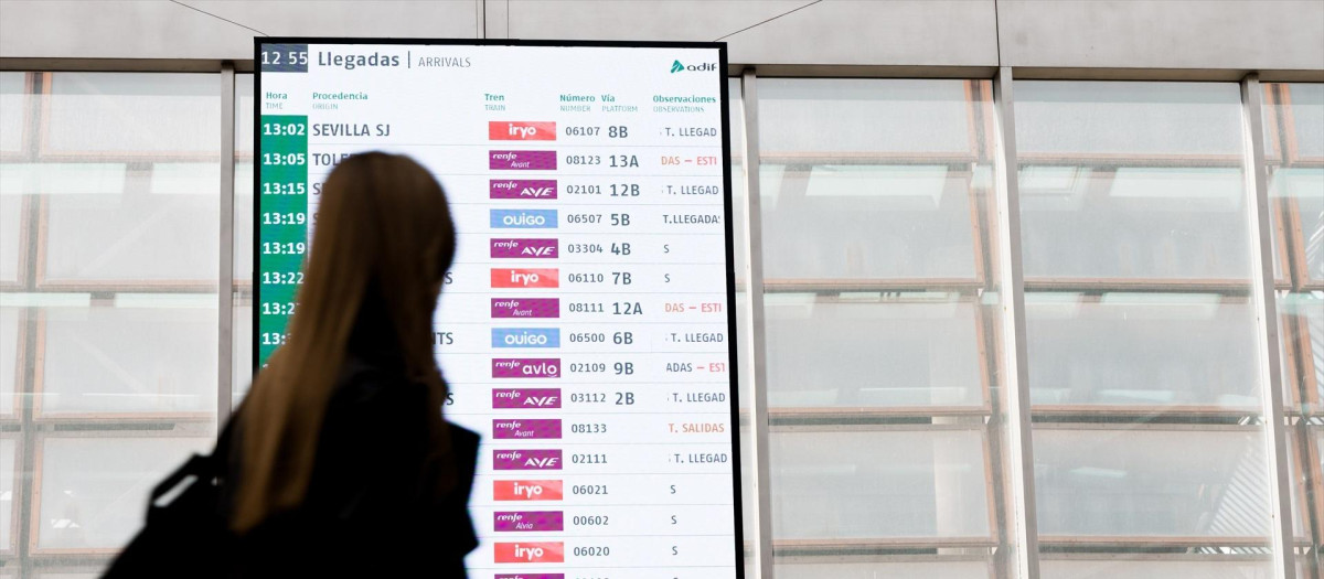 Paneles informativos en la estación de Atocha.