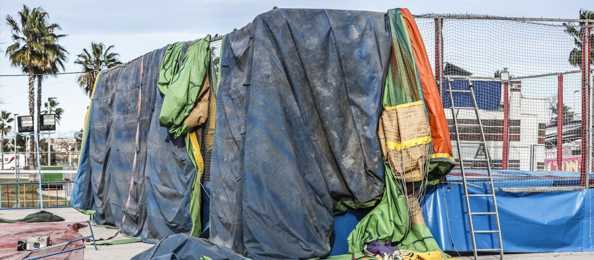(Foto de ARCHIVO)
Atracción hinchable en la que ha fallecido una niña, en la feria de Mislata, a 5 de enero de 2022, en Mislata, Valencia (España). Una de los nueve menores heridos al tumbar el viento una atracción infantil hinchable en la Feria de Mislata, ha fallecido en el hospital donde se encontraba hospitalizada. La menor de ocho años se encontraba en la feria el pasado 4 de enero, cuando el hinchable fue levantado por el viento y tumbó la atracción. Otra menor sigue hospitalizada con pronóstico reservado.  Como consecuencia, el ayuntamiento de la localidad ha acordado la suspensión de todos los actos municipales previstos, incluyendo la Cabalgata de Reyes y ha declarado luto oficial en el municipio durante tres días.

Rober Solsona / Europa Press
05/1/2022