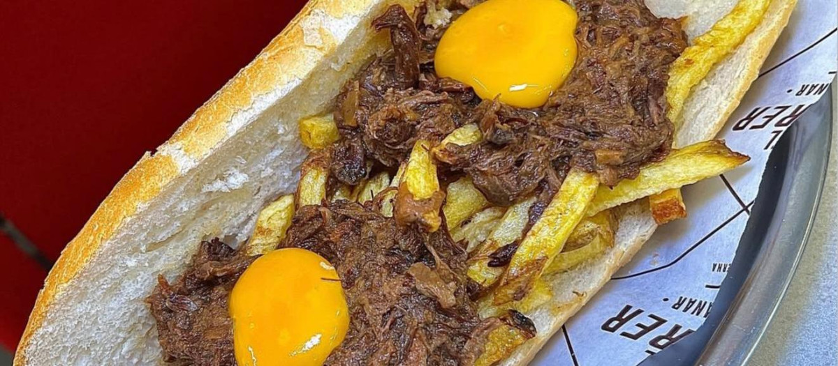 Imagen del bocadillo de rabo de toro de la Taberna El Carrer de Campanar de Valencia.