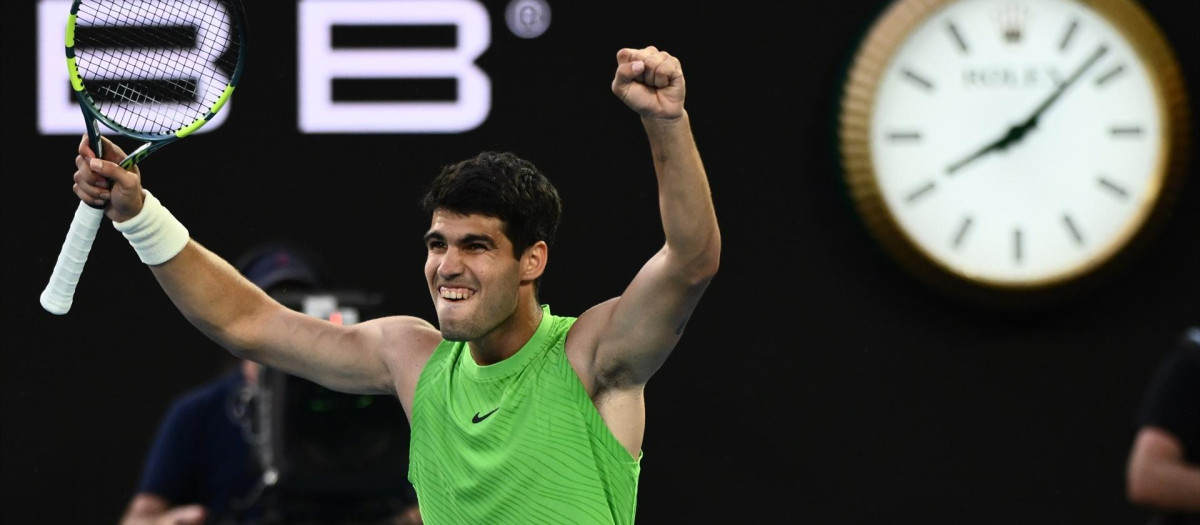 30 January 2026, Australia, Melbourne: Spanish tennis player Carlos Alcaraz celebrates winning the men's singles semifinal match against Germany's Alexander Zverev on day 13 of the Australian Open tennis tournament at Melbourne Park. Photo: Joel Carrett/AAP/dpa

30/1/2026 ONLY FOR USE IN SPAIN