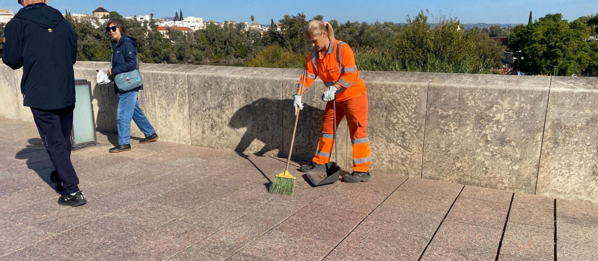 Trabajadora de Sadeco, en el Puente Romano