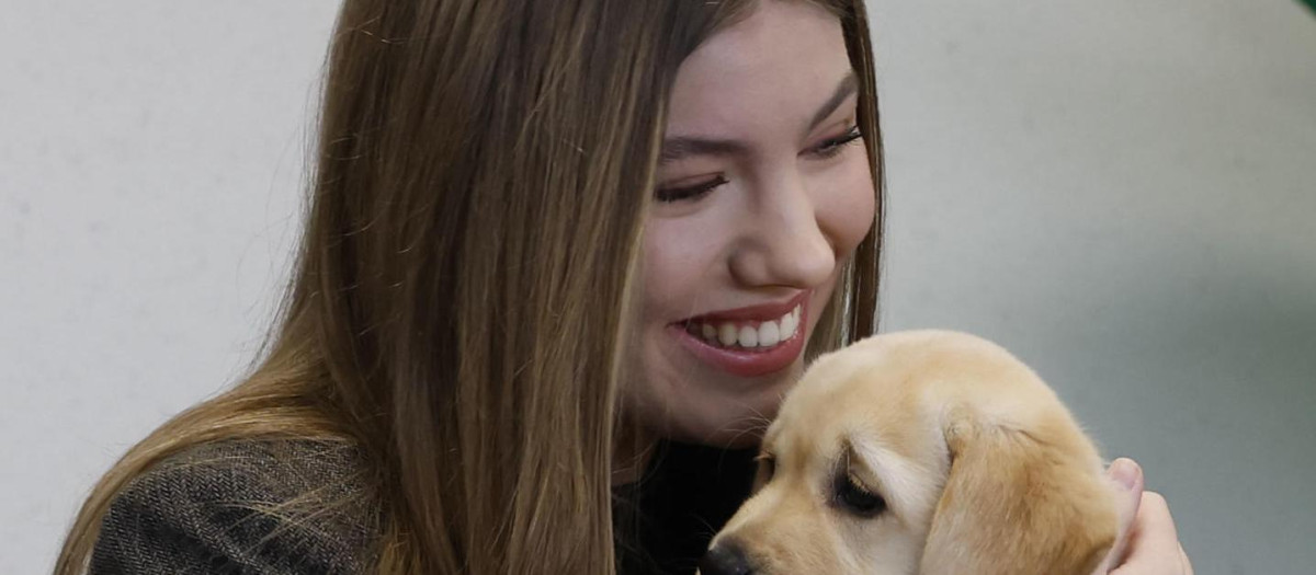 Doña Sofía, con un cachorro de la ONCE