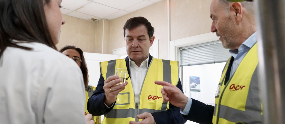 El presidente del PP de Castilla y León y candidato a la Presidencia de la Junta, Alfonso Fernández Mañueco, acude a la planta de tratamiento de aceites y oleaginosas de Acor