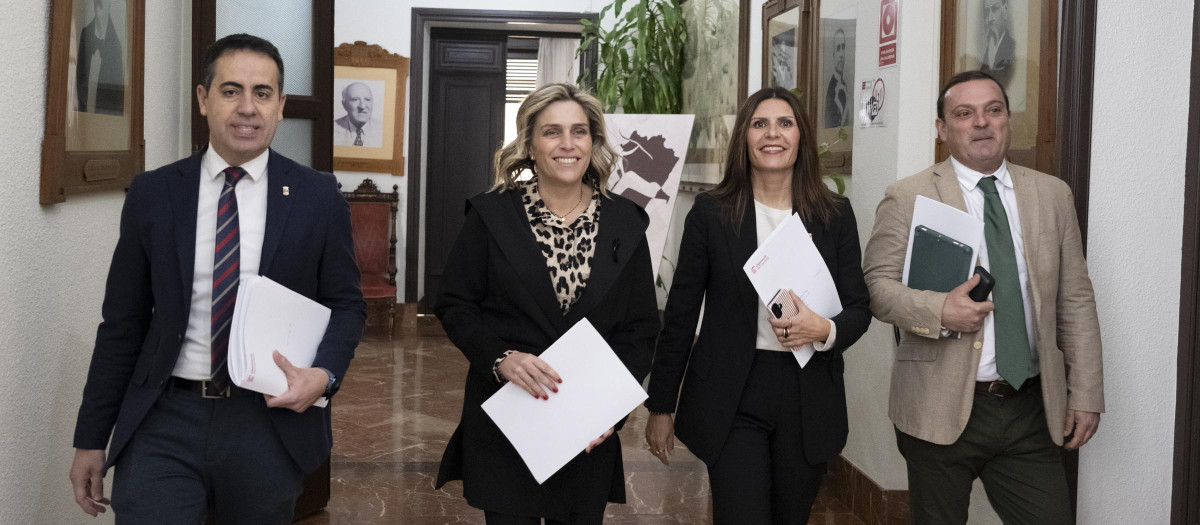 Imagen de la presidenta de la Diputación, Marta Barrachina, junto a los vicepresidentes