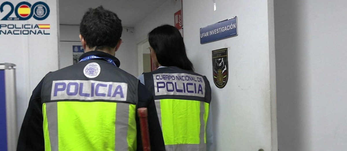 Dos agentes de la Policía Nacional