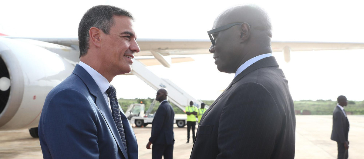 El presidente pidió desde Dakar desincentivar a las mafias que trafican con personas