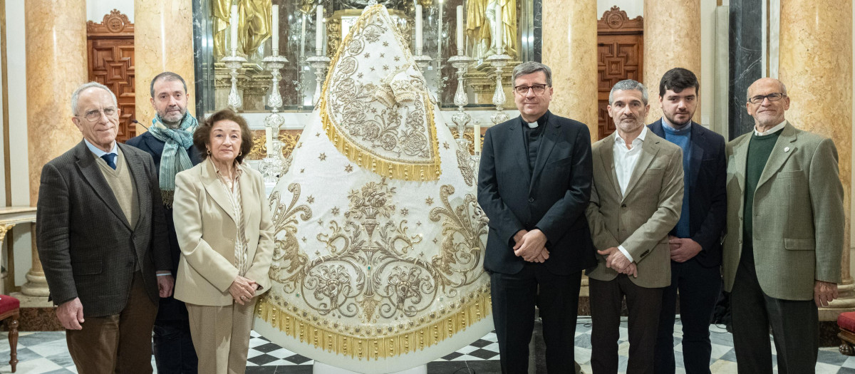 Imagen de la presentación de la restauración del manto del 'Capellán Mata' de la Virgen de los Desamparados de Valencia.