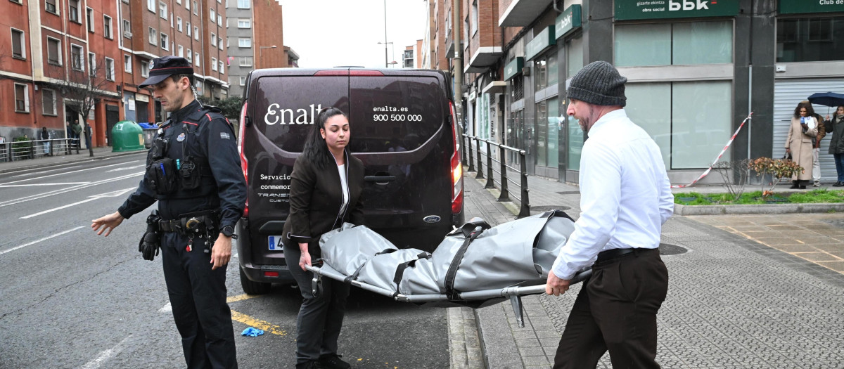 Trabajadores de la funeraria trasladan el cuerpo del fallecido en Bilbao